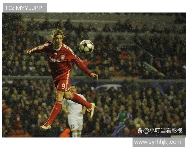 足球明星转身瞬间的精彩特效视频展示让你领略足球魅力与技巧的完美结合